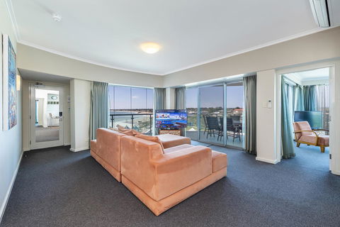 A 406 FANTASTIC OCEAN BEACH And MARINA VIEW APT - MANDURAH - QLD Tourism 0