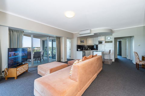 A 406 FANTASTIC OCEAN BEACH And MARINA VIEW APT - MANDURAH - QLD Tourism 22