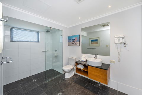A 406 FANTASTIC OCEAN BEACH And MARINA VIEW APT - MANDURAH - QLD Tourism 16