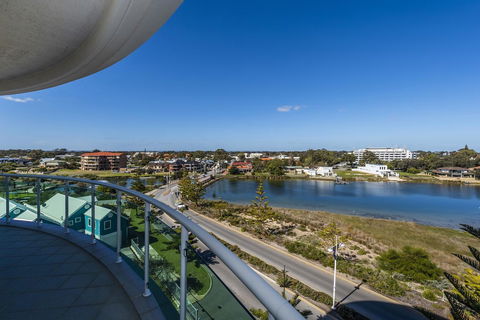 A 406 FANTASTIC OCEAN BEACH And MARINA VIEW APT - MANDURAH - QLD Tourism 11