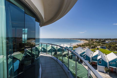 A 406 FANTASTIC OCEAN BEACH And MARINA VIEW APT - MANDURAH - QLD Tourism 9
