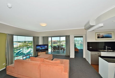 A 406 FANTASTIC OCEAN BEACH And MARINA VIEW APT - MANDURAH - QLD Tourism 10