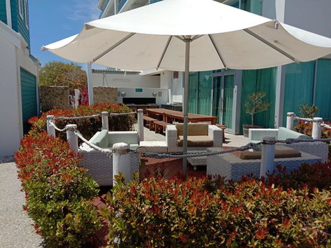 A 406 FANTASTIC OCEAN BEACH And MARINA VIEW APT - MANDURAH - QLD Tourism 8