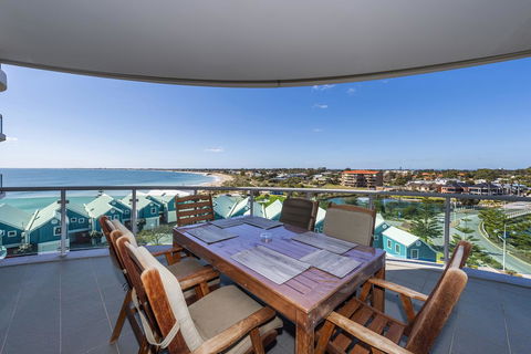 A 406 FANTASTIC OCEAN BEACH And MARINA VIEW APT - MANDURAH - QLD Tourism 4
