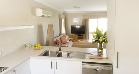 The Marina Hotel - Mindarie - Queensland Tourism 24