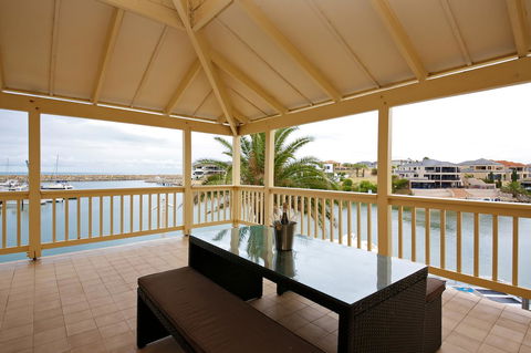 The Marina Hotel - Mindarie - Queensland Tourism 7