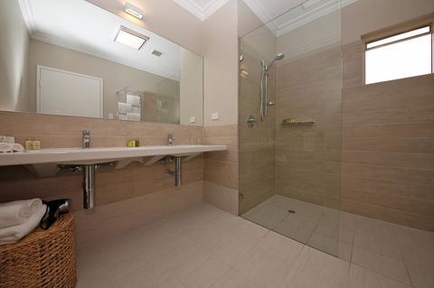 The Marina Hotel - Mindarie - Queensland Tourism 15