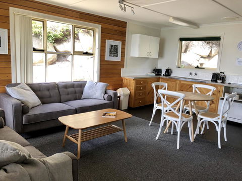 BINALONG BEACH COTTAGE Beachfront At Bay Of Fires Next To Restaurant - Queensland Tourism 2