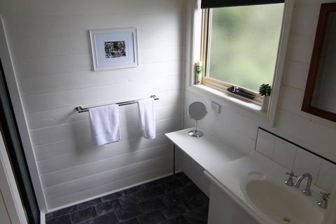 BINALONG BEACH COTTAGE Beachfront At Bay Of Fires Next To Restaurant - Queensland Tourism 7