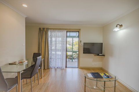 Queechy Motel - QLD Tourism 21