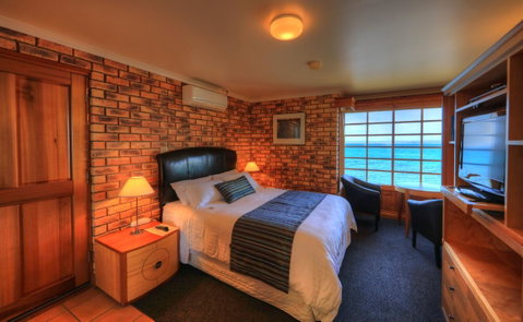 Stanley Village Waterfront Accommodation - QLD Tourism 24