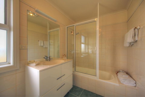 Stanley Village Waterfront Accommodation - QLD Tourism 11
