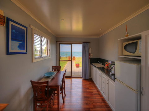 Stanley Village Waterfront Accommodation - QLD Tourism 14