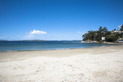 On The Beach Waterfront Apartment - Queensland Tourism 16