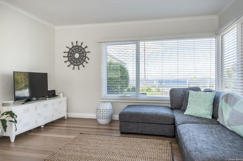 On The Beach Waterfront Apartment - Queensland Tourism 3