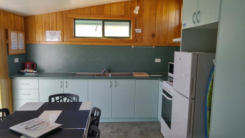 Bicheno Cabin Park - QLD Tourism 23