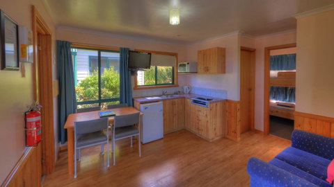 Bicheno Cabin Park - QLD Tourism 36