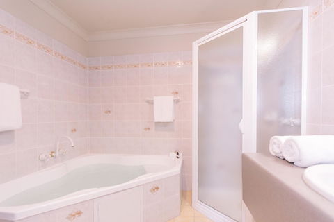 Hadley\'s Orient Hotel - QLD Tourism 40