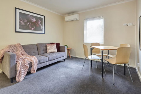 Elphin Serviced Apartments - Queensland Tourism 7