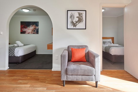 Elphin Serviced Apartments - Queensland Tourism 5