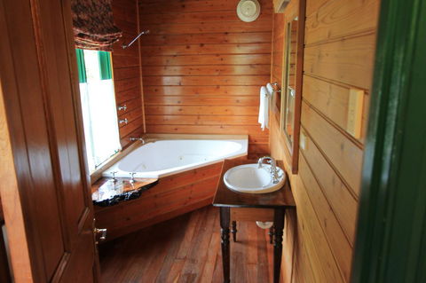 Kerrellie Cottages 2, 4 & 8 Reid Street - QLD Tourism 17