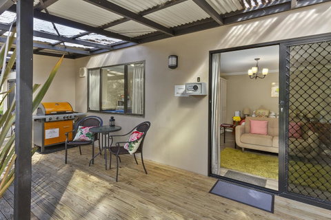 Oyster Cove Chalet - QLD Tourism 3