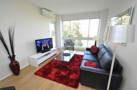 Neutral Bay Self-Contained Modern One-Bedroom Apartment (63BEN) - QLD Tourism 1