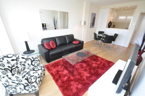 Neutral Bay Self-Contained Modern One-Bedroom Apartment (63BEN) - QLD Tourism 0