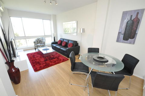 Neutral Bay Self-Contained Modern One-Bedroom Apartment (63BEN) - QLD Tourism 2