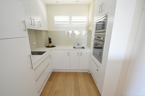 Neutral Bay Self-Contained Modern One-Bedroom Apartment (63BEN) - QLD Tourism 3