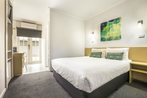 Nightcap At Skyways Hotel - Queensland Tourism 0
