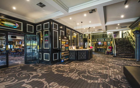 Nightcap At Skyways Hotel - Queensland Tourism 1