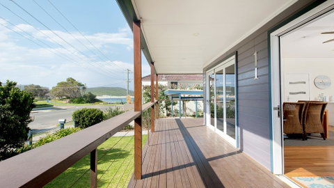 No. 1 Fingal Bay Beach House - The Little Abode - QLD Tourism 0