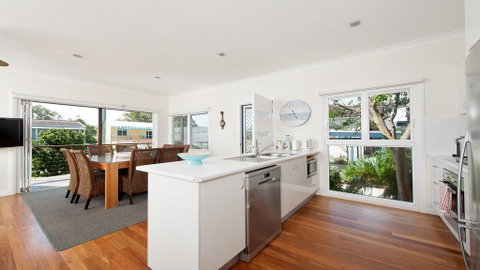 No. 1 Fingal Bay Beach House - The Little Abode - QLD Tourism 3