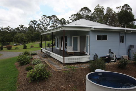 Noosa Hinterland Country Cottage 'Tru-Blu' - QLD Tourism 2