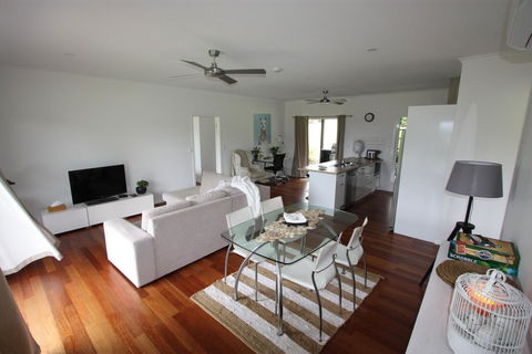 Noosa Hinterland Country Cottage 'Tru-Blu' - QLD Tourism 3