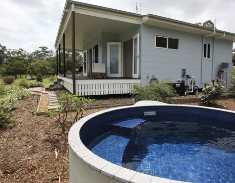 Noosa Hinterland Country Cottage 'Tru-Blu' - QLD Tourism 0