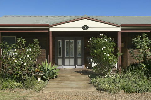 North Lodge Highland Cottage - QLD Tourism 2