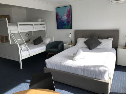 North Pier Hotel - QLD Tourism 3