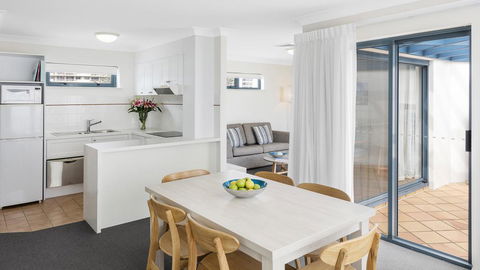 Oaks Gold Coast Calypso Plaza Suites - QLD Tourism 3