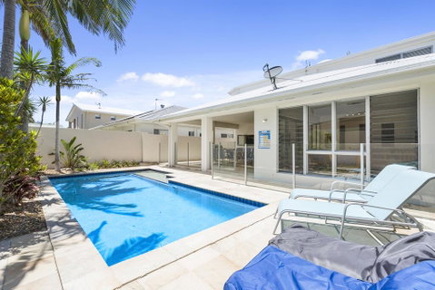 Ocean Blue On Salt Beach - Queensland Tourism 3
