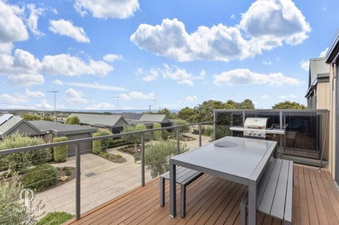 Ocean Grove House With Fantastic Ocean Views - QLD Tourism 2