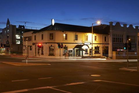 Okeefes Hotel Backpackers - QLD Tourism 0