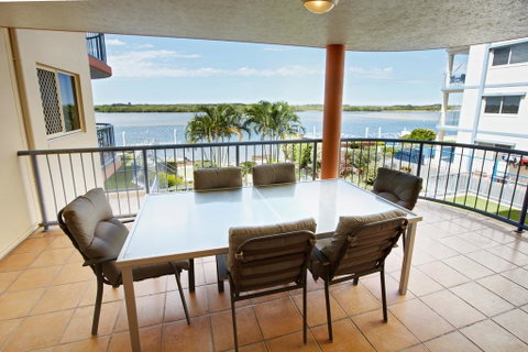 On The River Apartments - QLD Tourism 1