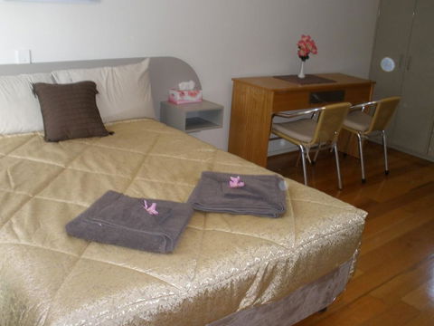 Palms Oasis Motel - QLD Tourism 0