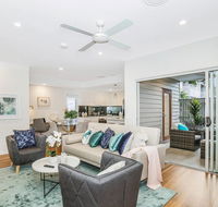 Park Avenue Townhouse Retreat Brisbane Sleeps 10 - QLD Tourism