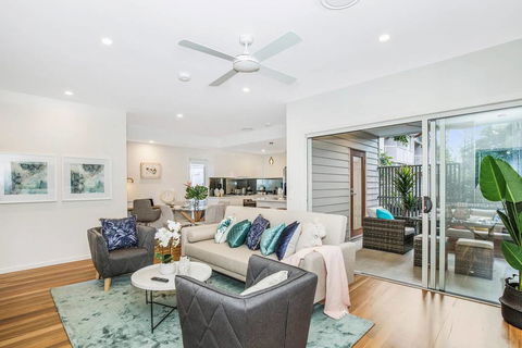 Park Avenue Townhouse Retreat Brisbane Sleeps 10 - QLD Tourism 0