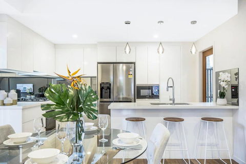 Park Avenue Townhouse Retreat Brisbane Sleeps 10 - QLD Tourism 1