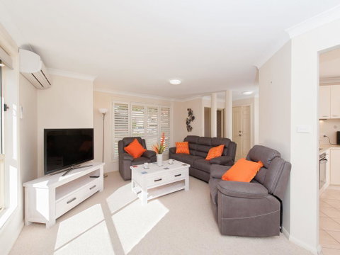 Pawprints, 123 Bagnalls Beach Road - QLD Tourism 1