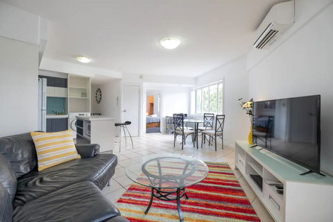 Peaceful 1 Bedroom Apartment With Parking - QLD Tourism 1